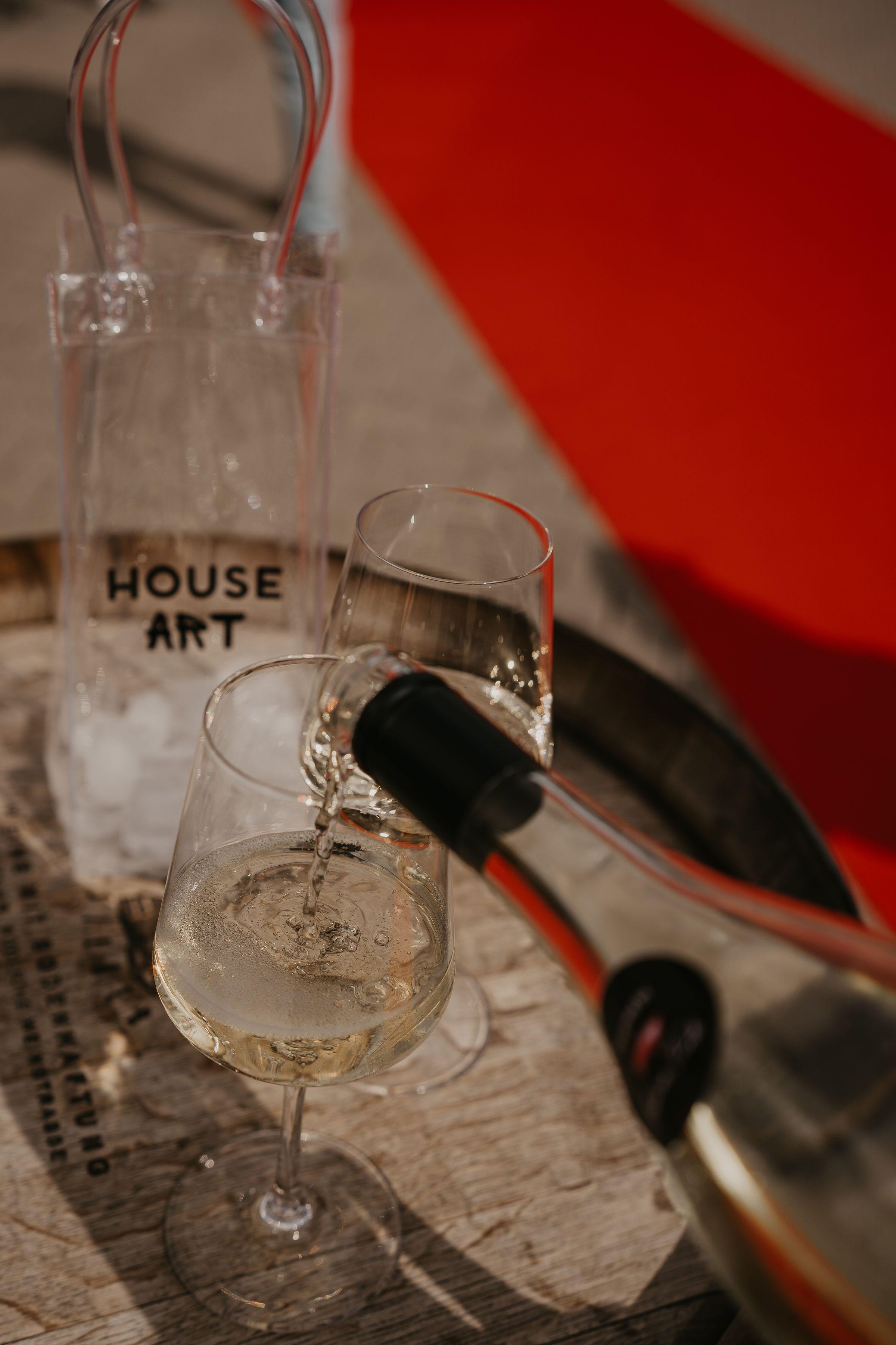 Wein wird bei der House Art Vernissage in ein Glas eingeschenkt