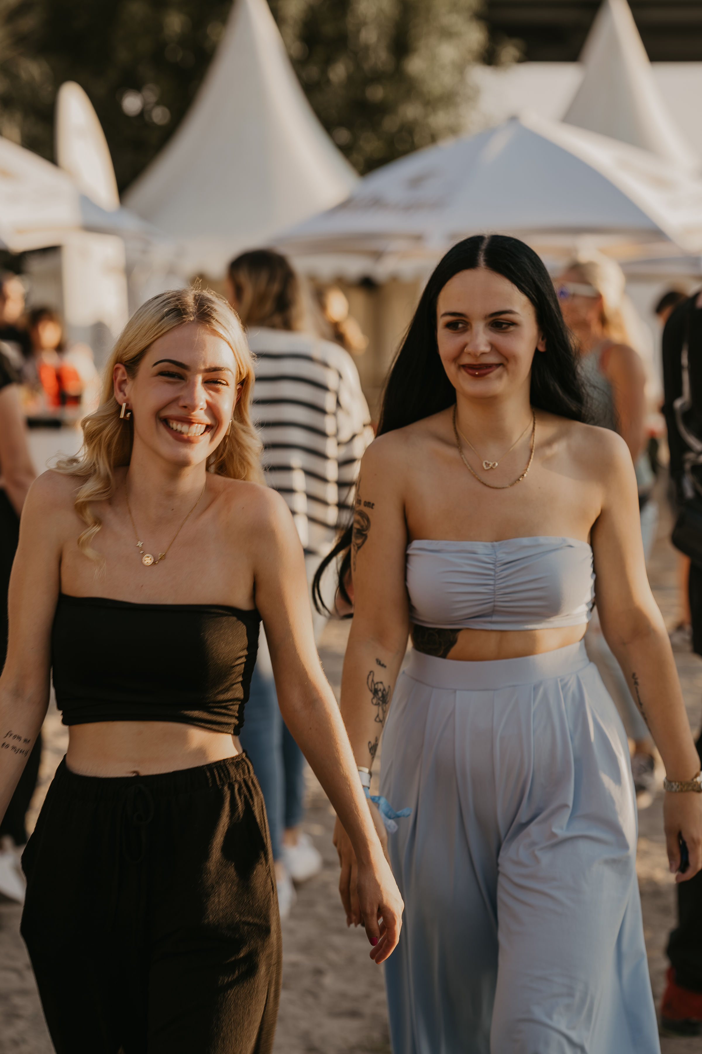 Zwei lachende Besucherinnen beim House Art Outdoor-Event