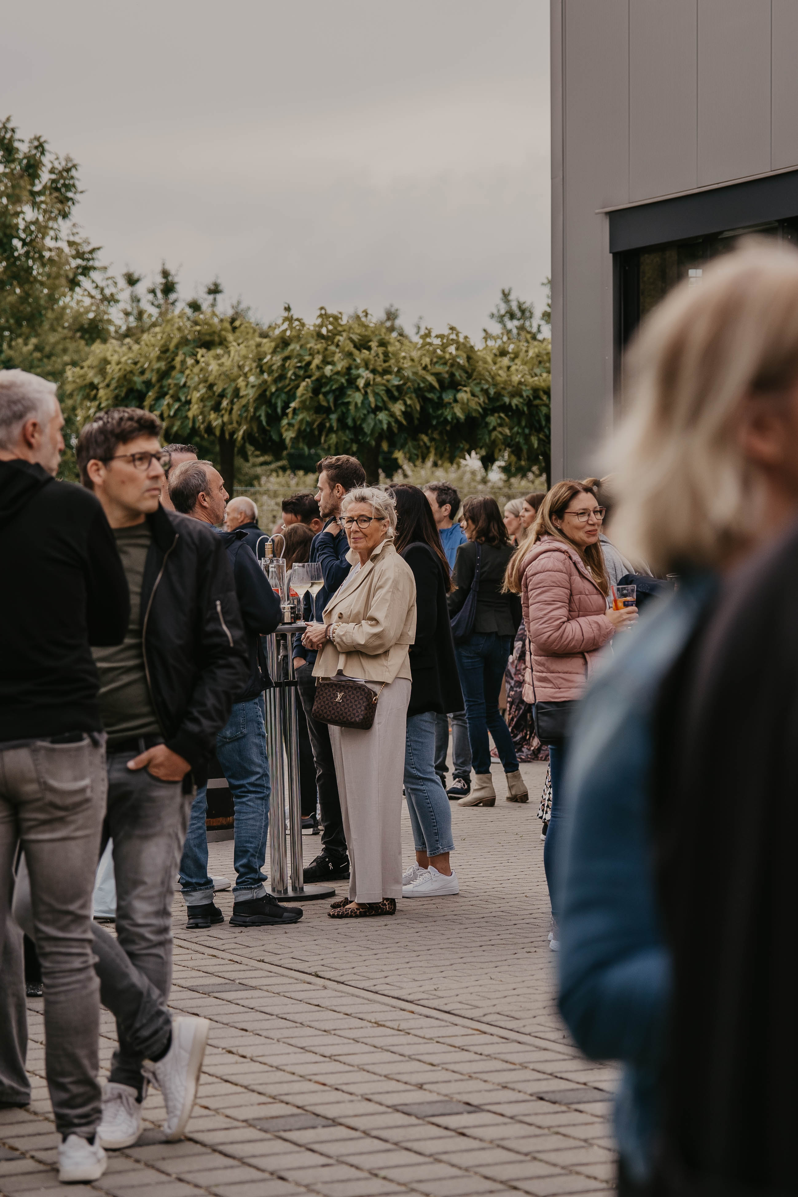 Gäste auf der Außenterrasse beim House Art Event vor dem Galeriegebäude